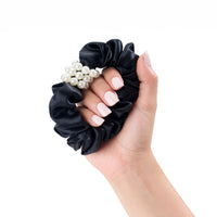Blissy Black Blissy Petite Pearl Scrunchies Lifestyle – Mulberry Silk