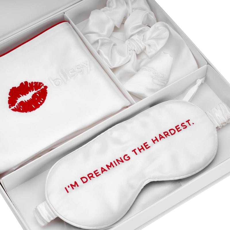 Blissy Standard Marilyn Monroe™ Blissy Dream Set Lifestyle – Mulberry Silk